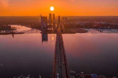 Riga, Letonya'daki köprünün havadan görünümü.