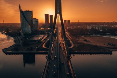 Riga, Letonya'daki köprünün havadan görünümü. 