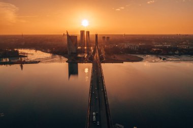 Riga, Letonya'daki köprünün havadan görünümü. 