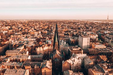 Şehir merkezinde asma köprü ve ana katedral de dahil olmak üzere eski şehir yakınında Riga şehir gün batımıpanorama görünümü.