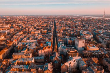Şehir merkezinde asma köprü ve ana katedral de dahil olmak üzere eski şehir yakınında Riga şehir gün batımıpanorama görünümü.