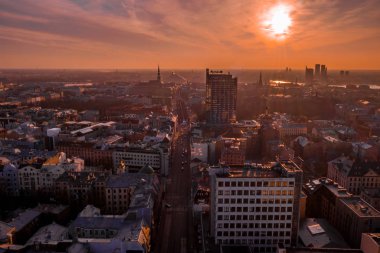 Şehir merkezinde asma köprü ve ana katedral de dahil olmak üzere eski şehir yakınında Riga şehir gün batımıpanorama görünümü.