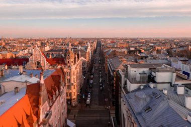 Şehir merkezinde asma köprü ve ana katedral de dahil olmak üzere eski şehir yakınında Riga şehir gün batımıpanorama görünümü.