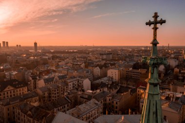 Şehir merkezinde asma köprü ve ana katedral de dahil olmak üzere eski şehir yakınında Riga şehir gün batımıpanorama görünümü.