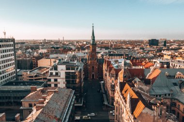 Şehir merkezinde asma köprü ve ana katedral de dahil olmak üzere eski şehir yakınında Riga şehir gün batımıpanorama görünümü.