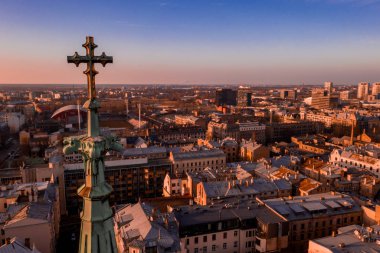 Şehir merkezinde asma köprü ve ana katedral de dahil olmak üzere eski şehir yakınında Riga şehir gün batımıpanorama görünümü.