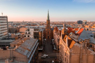 Şehir merkezinde asma köprü ve ana katedral de dahil olmak üzere eski şehir yakınında Riga şehir gün batımıpanorama görünümü.