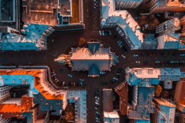 Şehir merkezinde asma köprü ve ana katedral de dahil olmak üzere eski şehir yakınında Riga şehir gün batımıpanorama görünümü.