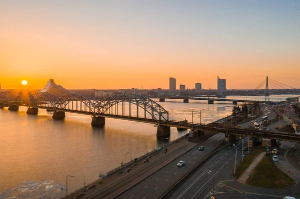 Mor turuncu gün batımı sırasında Riga, Letonya çarpıcı havadan görünümü. Eski şehir, asma köprü ve Nehir Daugava görünümü.