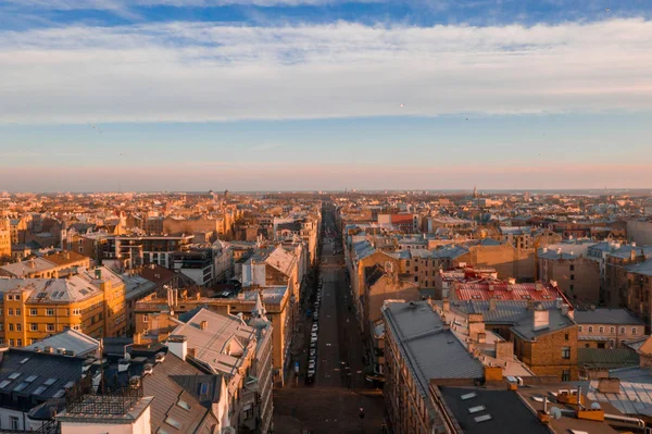 Mor turuncu gün batımı sırasında Riga, Letonya çarpıcı havadan görünümü. Eski şehir, asma köprü ve Nehir Daugava görünümü.