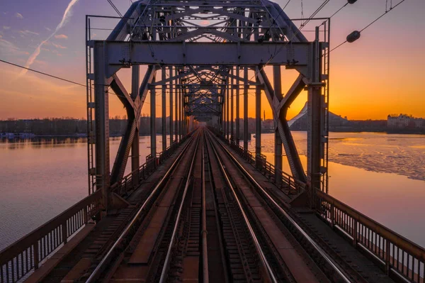 Вид Железнодорожный Мост Через Реку Даугава Закате Солнца Риге Латвия — стоковое фото