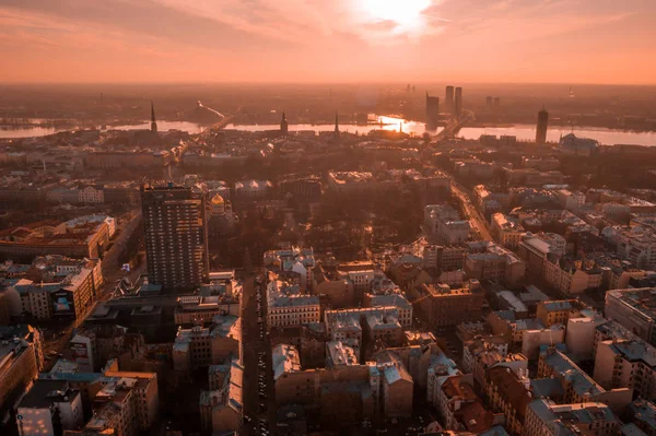 Atemberaubende Luftaufnahme Von Riga Lettland Bei Lila Orangefarbenem Sonnenuntergang Blick — Stockfoto