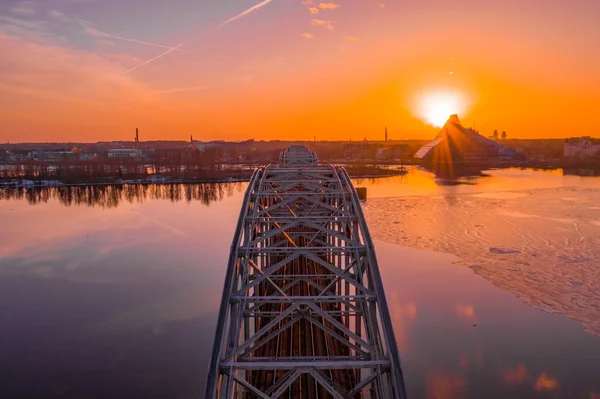 Utsikt Över Järnvägsbron Över Floden Daugava Solnedgången Riga Lettland — Stockfoto