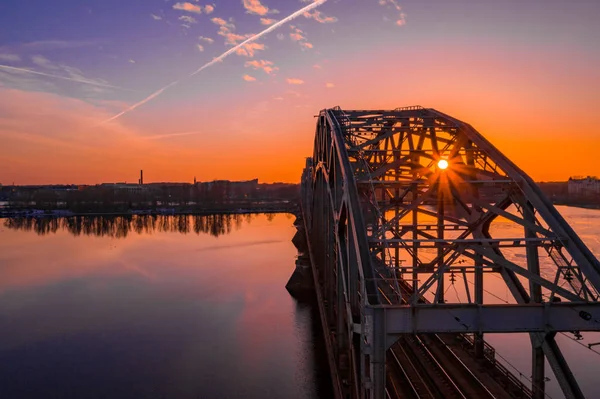 Utsikt Över Järnvägsbron Över Floden Daugava Solnedgången Riga Lettland — Stockfoto