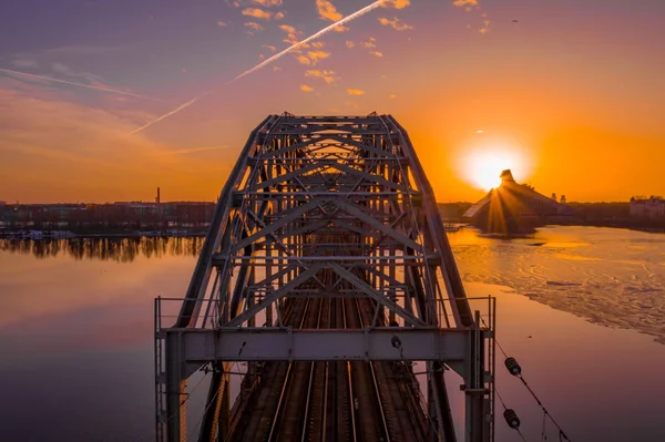 Uma Vista Ponte Ferroviária Sobre Rio Daugava Durante Pôr Sol — Fotografia de Stock