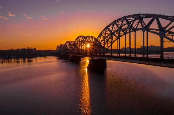 Вид Залізничний Міст Річці Даугава Під Час Заходу Сонця Ризі — стокове фото