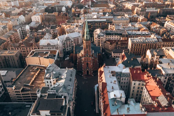 Şehir merkezinde asma köprü ve ana katedral de dahil olmak üzere eski şehir yakınında Riga şehir gün batımıpanorama görünümü.