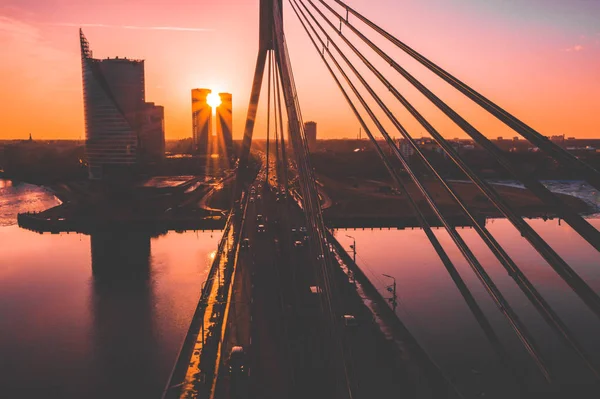 Riga, Letonya'daki köprünün havadan görünümü.