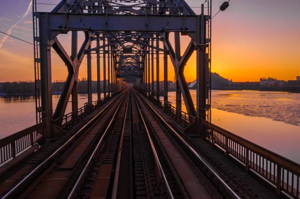 ラトビア リガの夕日の間にダウガヴァ川に架かる鉄道橋の眺め — ストック写真