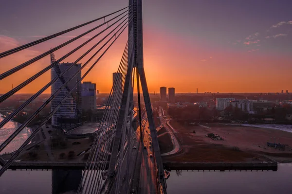 Riga, Letonya'daki köprünün havadan görünümü.