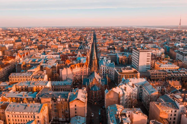 Şehir merkezinde asma köprü ve ana katedral de dahil olmak üzere eski şehir yakınında Riga şehir gün batımıpanorama görünümü.