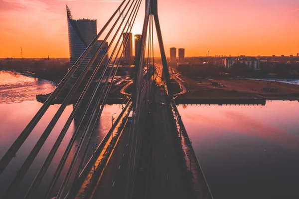 Riga, Letonya'daki köprünün havadan görünümü.