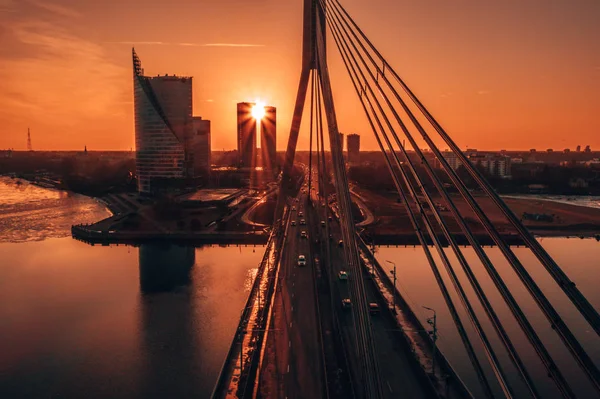 Riga, Letonya'daki köprünün havadan görünümü.