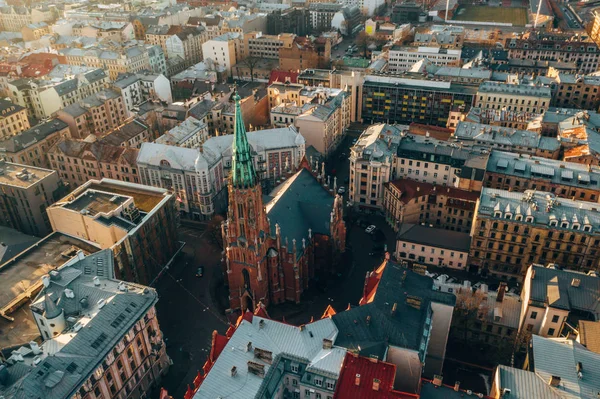 Şehir merkezinde asma köprü ve ana katedral de dahil olmak üzere eski şehir yakınında Riga şehir gün batımıpanorama görünümü.