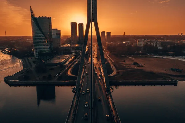Riga, Letonya'daki köprünün havadan görünümü. 