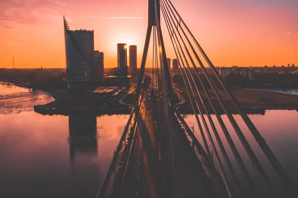 Riga, Letonya'daki köprünün havadan görünümü.