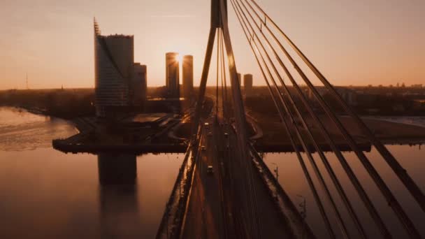 Время Захода Солнца Воздухе Риге Латвия Городская Жизнь Мосту Через — стоковое видео
