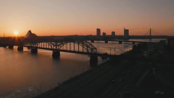 Antenne Orange Sonnenuntergang Zeitraffer Riga Lettland Schönes Stadtleben Der Brücke — Stockvideo