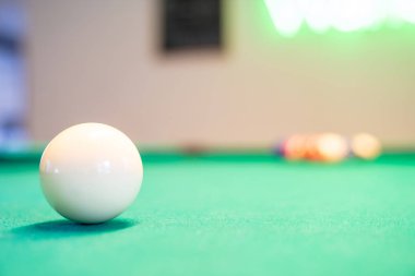 Bilardo Topları ve bilardo masası. Bir isteka sopa ile bir bilardo masasında bir bilardo topları Vintage tarzı fotoğraf.