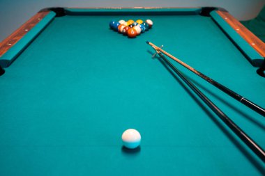 Bilardo Topları ve bilardo masası. Bir isteka sopa ile bir bilardo masasında bir bilardo topları Vintage tarzı fotoğraf.