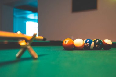 Bilardo Topları ve bilardo masası. Bir isteka sopa ile bir bilardo masasında bir bilardo topları Vintage tarzı fotoğraf.