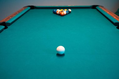 Bilardo Topları ve bilardo masası. Bir isteka sopa ile bir bilardo masasında bir bilardo topları Vintage tarzı fotoğraf.