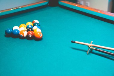 Bilardo Topları ve bilardo masası. Bir isteka sopa ile bir bilardo masasında bir bilardo topları Vintage tarzı fotoğraf.