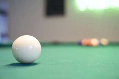 Bilardo Topları ve bilardo masası. Bir isteka sopa ile bir bilardo masasında bir bilardo topları Vintage tarzı fotoğraf.