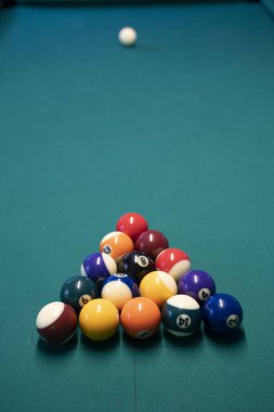 Bilardo Topları ve bilardo masası. Bir isteka sopa ile bir bilardo masasında bir bilardo topları Vintage tarzı fotoğraf.