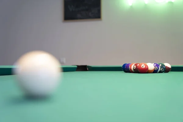 Bilardo Topları Bilardo Masası Bir Isteka Sopa Ile Bir Bilardo — Stok fotoğraf