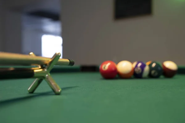 Bilardo Topları Bilardo Masası Bir Isteka Sopa Ile Bir Bilardo — Stok fotoğraf