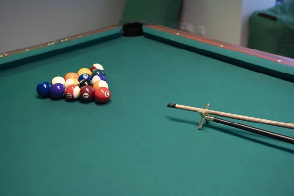 ビリヤードボールとビリヤードテーブル キュースティック付きプールテーブル上のビリヤードボールのヴィンテージスタイルの写真 — ストック写真