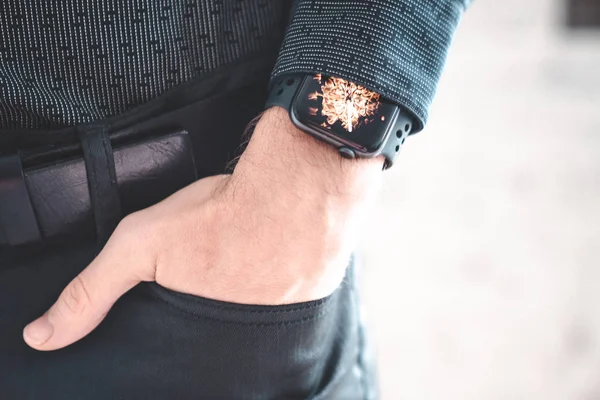 Νεαρός Επιχειρηματίας Φορώντας Ένα Έξυπνο Ρολόι Κρατώντας Χέρι Του Μια — Φωτογραφία Αρχείου