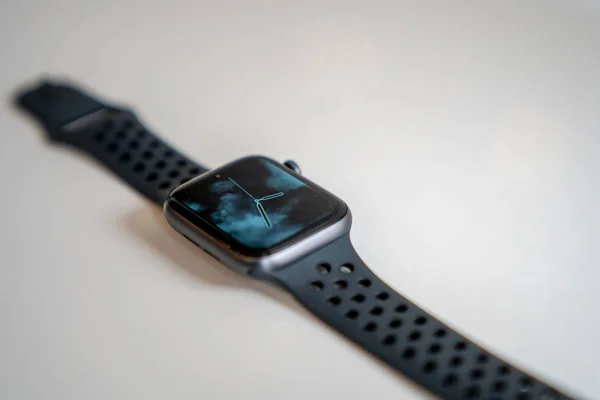 Smart Watch Isoliert Mit Display Feuer Hintergrund Auf Weißem Hintergrund — Stockfoto