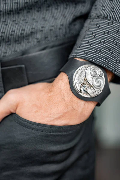 Jovem Empresário Segurando Mão Bolso Com Relógio Esqueleto Clássico Sua — Fotografia de Stock