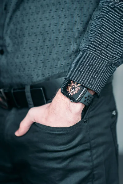 Jonge Zakenman Draagt Een Slim Horloge Houdt Zijn Hand Een — Stockfoto