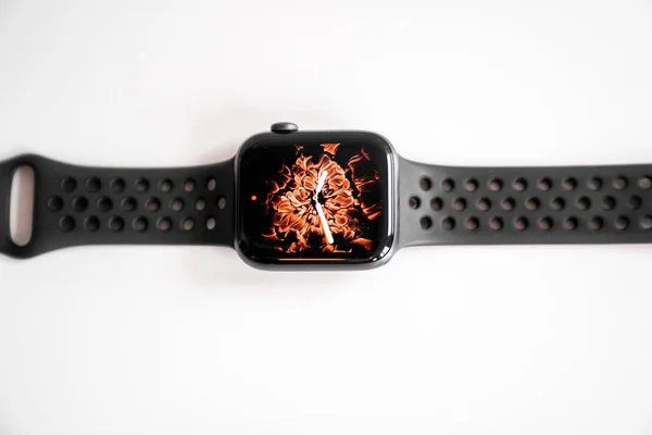 Reloj Inteligente Aislado Con Pantalla Fondo Fuego Sobre Fondo Blanco —  Fotos de Stock