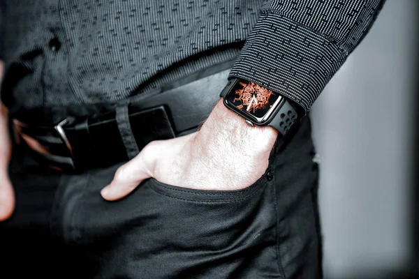 Jonge Zakenman Draagt Een Slim Horloge Houdt Zijn Hand Een — Stockfoto