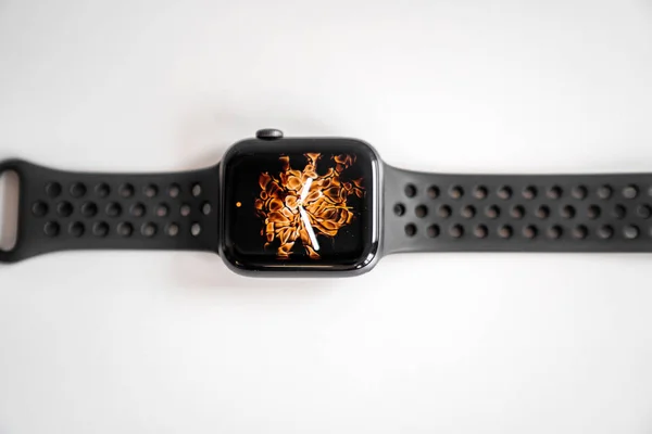 Smart Watch Geïsoleerd Met Display Fire Achtergrond Witte Achtergrond — Stockfoto