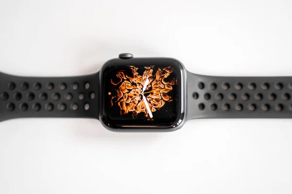Smart Watch Isoliert Mit Display Feuer Hintergrund Auf Weißem Hintergrund — Stockfoto